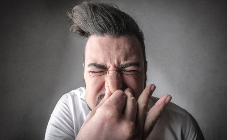 garganta afectada por estornudo