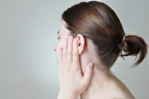 Cómo reconocer los signos de una infección en el oído