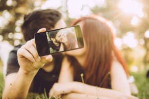 parejas felices en redes sociales