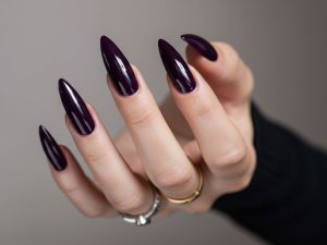 Roxo Intenso em Unhas Compridas: Elegância Sofisticada Garantida