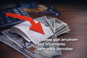 Cena com recibo, notas de dólar, cartões, e seta sobre orçamento.