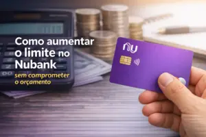 Mão segurando cartão Nubank, fundo com moeda, calculadora e cédulas.