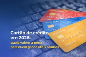 Cartões de crédito coloridos sobre teclado com texto sobre opções para 2026