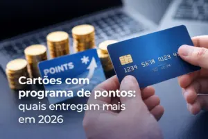 Mãos segurando cartão azul com chip dourado e moedas de ouro ao fundo