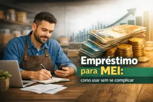 Homem com barba anotando em caderno com celular, laptop e dinheiro ao fundo