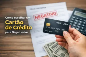 Mão segurando cartão de crédito preto com documento 'NEGATIVO' ao fundo
