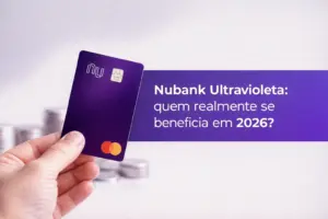 Cartão Nubank Ultravioleta e moedas ao fundo, tema financeiro 2026