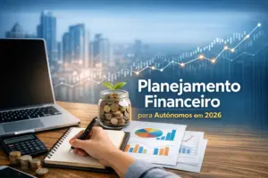 Mesa com laptop, caderno, moedas e planta representando planejamento financeiro para brasileiros 2026.