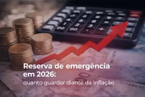 Moedas empilhadas e calculadora com seta vermelha indicando crescimento financeiro 2026